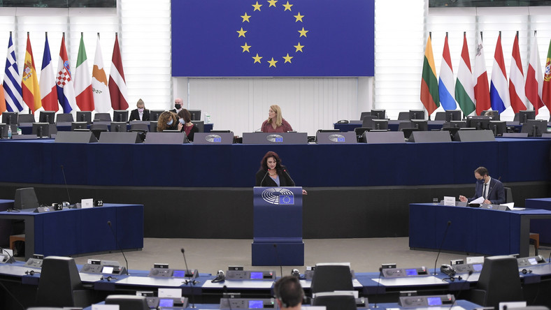 Helena Dalli na mównicy Parlamentu Europejskieo