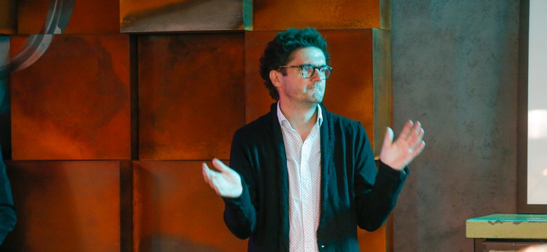 Kuba Wojewódzki po 15 latach odchodzi z Teatru 6. piętro. Wszystko przez Żurnalistę