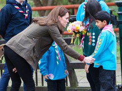 Widok bardzo niecodzienny: księżna Catherine w biker boots. FOTO
