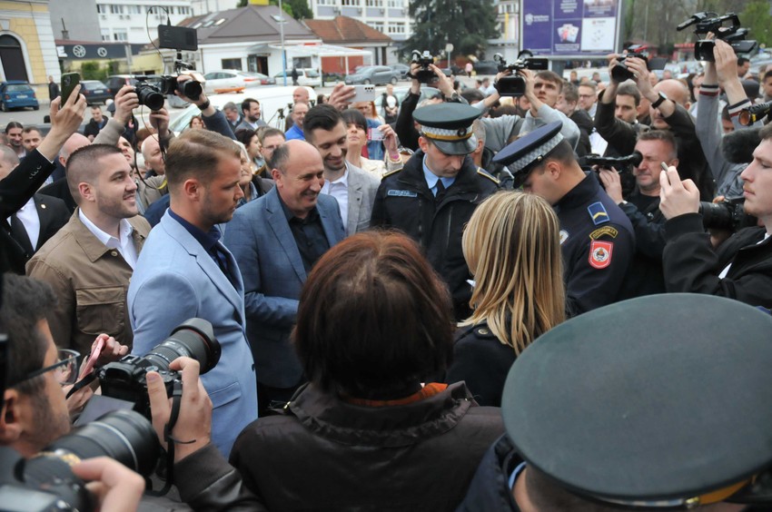 Policija legitimiše građane na protestu u Banjaluci