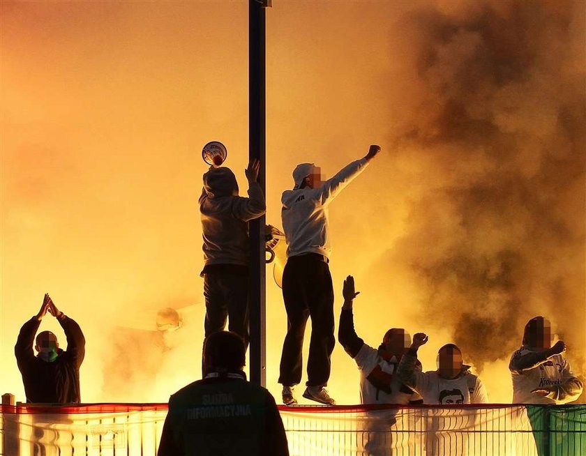 Tak zamykają bandytów stadionowych. FOTY