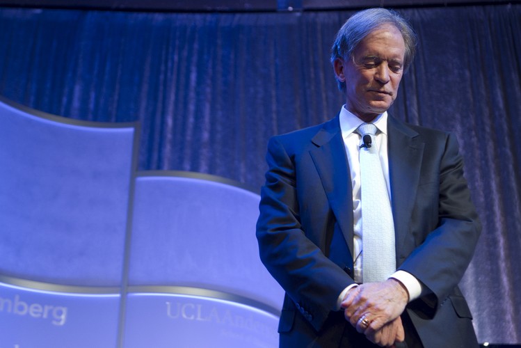 Nie przepłacić za biznes.
Zapowiadając w 2009 roku „nową normalność”, Bill Gross, szef największego na świecie funduszu obligacji Pacific Investment Management Co., miał na myśli nadchodzącą erę niskich zwrotów z inwestycji, zaostrzonych regulacji i malejącego znaczenia USA w światowej gospodarce. „Lubię Billa Grossa. Jednak moja własna opinia jest taka, że ludzie, którzy zainwestowali w dobry biznes będą sobie radzić dobrze, o ile za wiele za niego nie zapłacili” – mówił Buffett, trzeci najbogatszy człowiek świata, którego majątek jest wyceniany przez Bloomberga na 58 mld dol. Na zdjęciu Bill Gross, szef PIMCO.