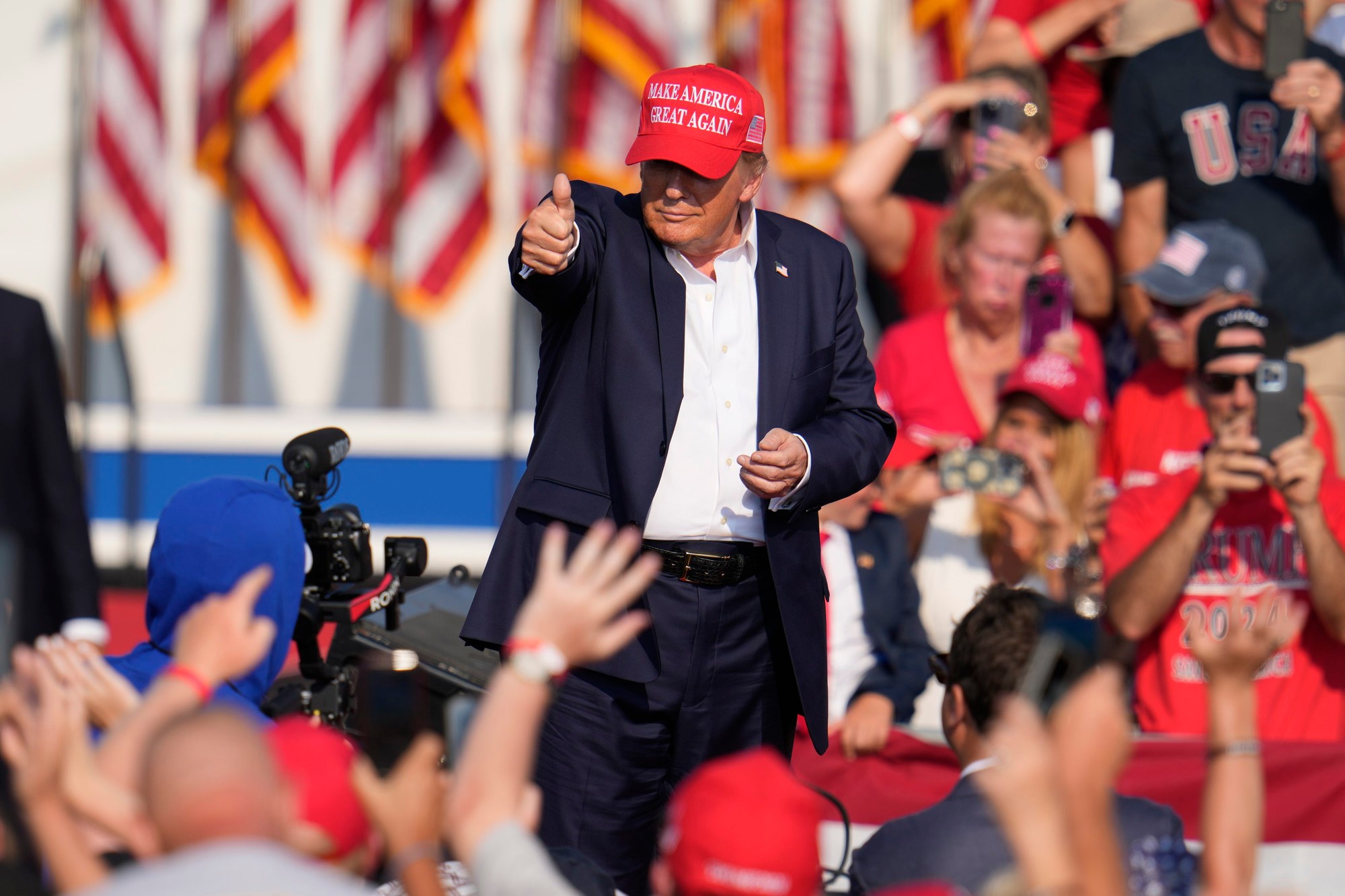 Na predvolebnom mítingu Donalda Trumpa sa strieľalo.