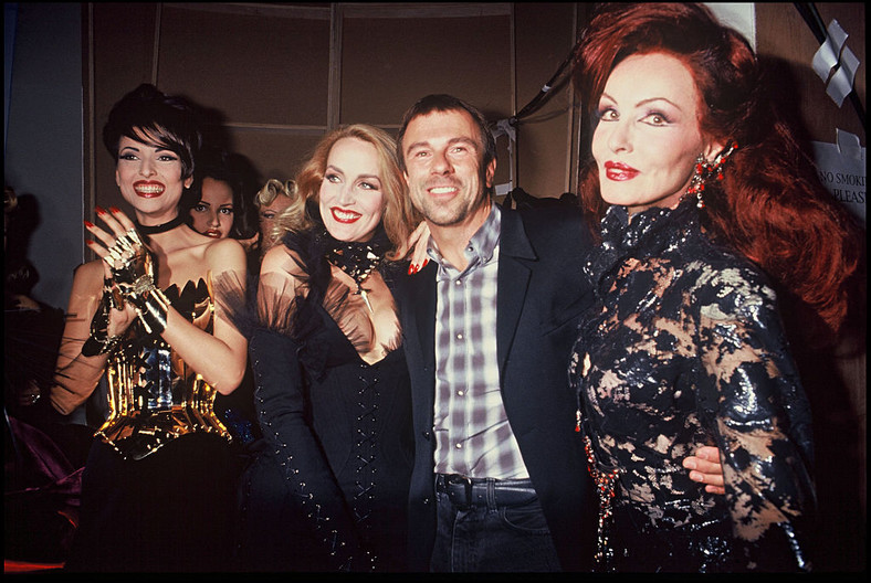 Thierry Mugler w gronie modelek (po jego prawej stronie Jerry Hall) na pokazie kolekcji "Jesień/zima" w 1992 r.