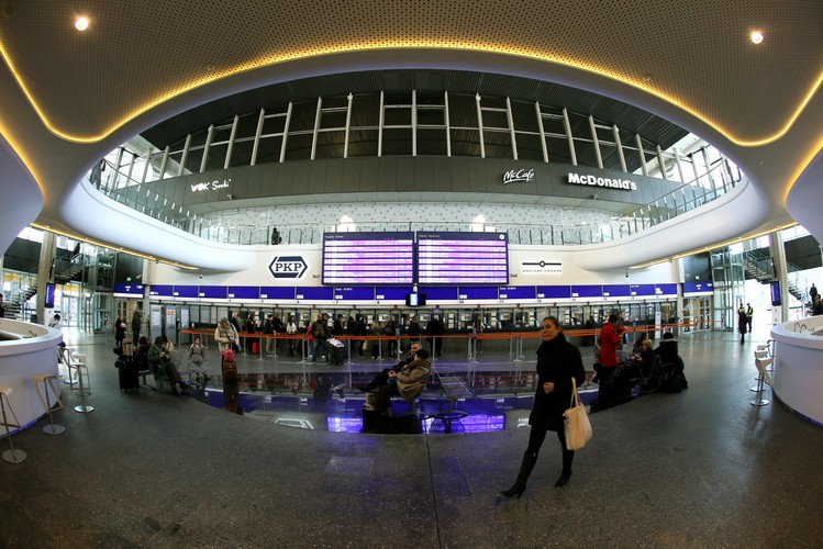 Antresola w hali głównej dworca Warszawa Centralna <br><br> (zuz) PAP/Tomasz Gzell