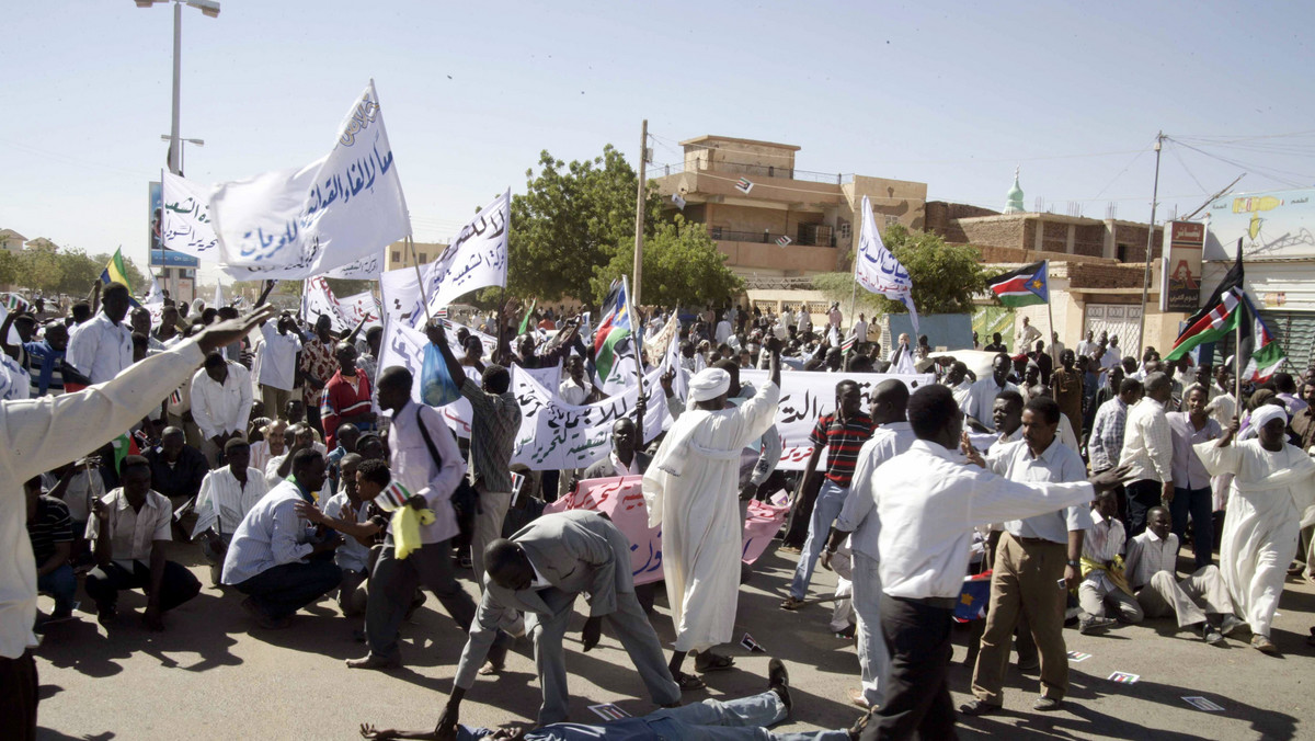Dziesięć organizacji międzynarodowych bije na alarm, że porozumienie pokojowe zawarte w 2005 roku w Sudanie jest bliskie załamania. Aby zapobiec odnowieniu konfliktu, świat powinien zacząć działać - donosi reporter BBC James Copnall.