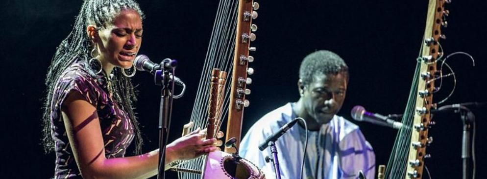 <strong>10. Koncert na dwie kory</strong>
<br></br>
W czasie Brave Festival 2015 Sona Jobarteh po raz pierwszy w życiu wystąpiła razem ze swoim ojcem. Sanjally Jobarteh jest jednym z największych w Gambii wirtuozów tego instrumentu. W trakcie występu pękła struna jego kory. W czasie naprawy Sanjally Jobarteh wciągnął publiczność w pasjonującą opowieść, pokazując że grioci nie na darmo cieszą się sławą znakomitych storytellerów. 
<br></br>  Fot. Mateusz Bral