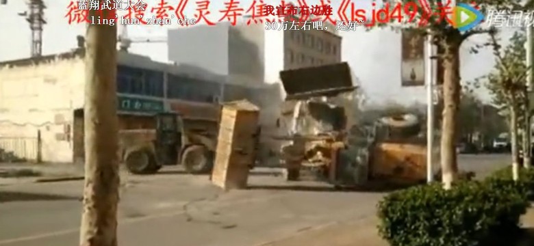 Chińscy budowlańcy urządzili sobie bitwę na buldożery. ZOBACZ WIDEO
