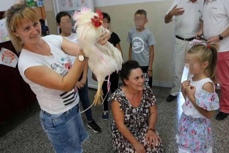 Učiteljica sa svojim poklonom