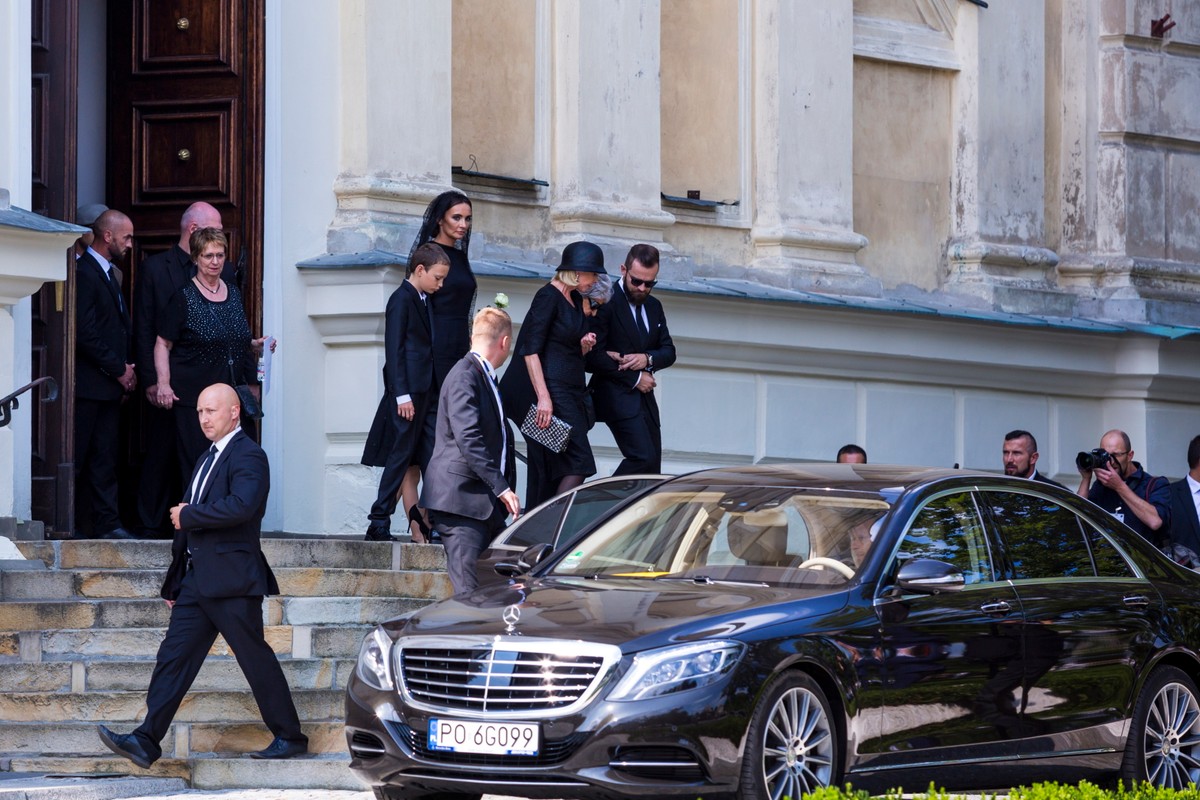 Była żona Jana Kulczyka Grażyna Kulczyk z synem Sebastianem i córką Dominiką wychodzą z sanktuarium św. Józefa podczas uroczystości pogrzebowych Jana Kulczyka