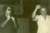 Jim Jones (z lewej) w Jonestown, listopad 1978 r.