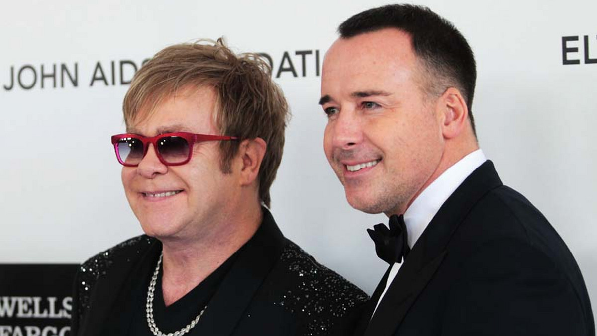 Elton John i jego partner David Furnish podobno spodziewają się drugiego dziecka. Urodzić ma je ta sama surogatka, która dała im pierwszego syna, Zachary'ego.