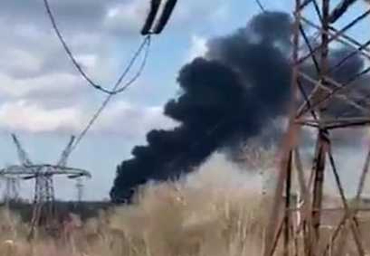 Dym z płonącej stacji paliw w miejscowości Szczastia