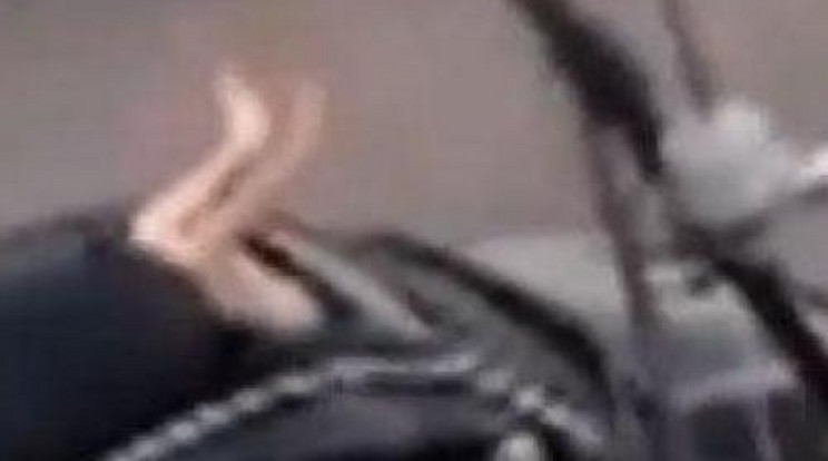 Meztelen férfi ugrott a nő autójába – videó