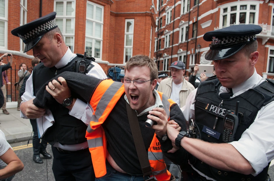 Protest Asanžovih pristalica ispred ekvadorske ambasade u Londonu