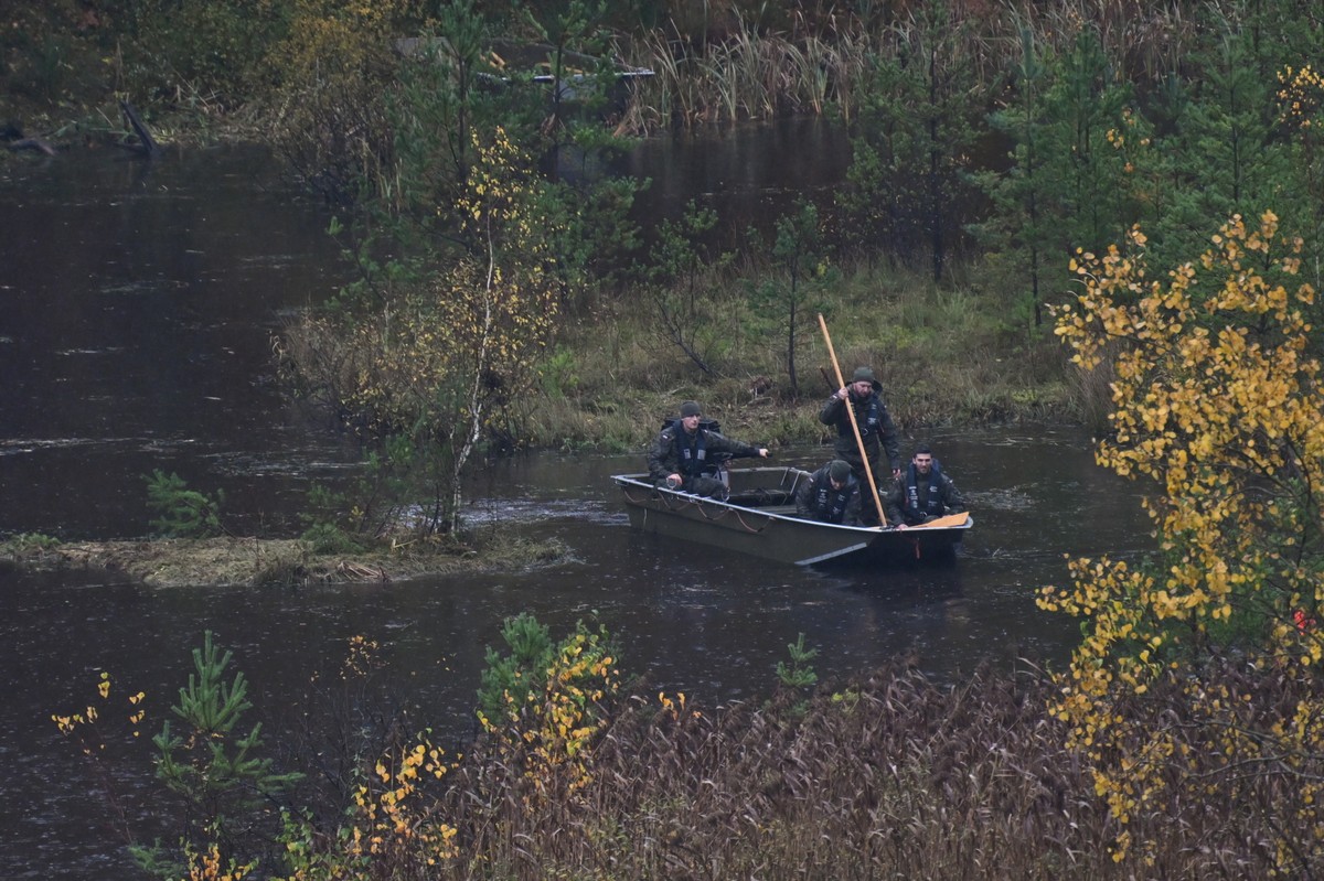 Funkcjonariusze w okolicach zbiornika Lepusz