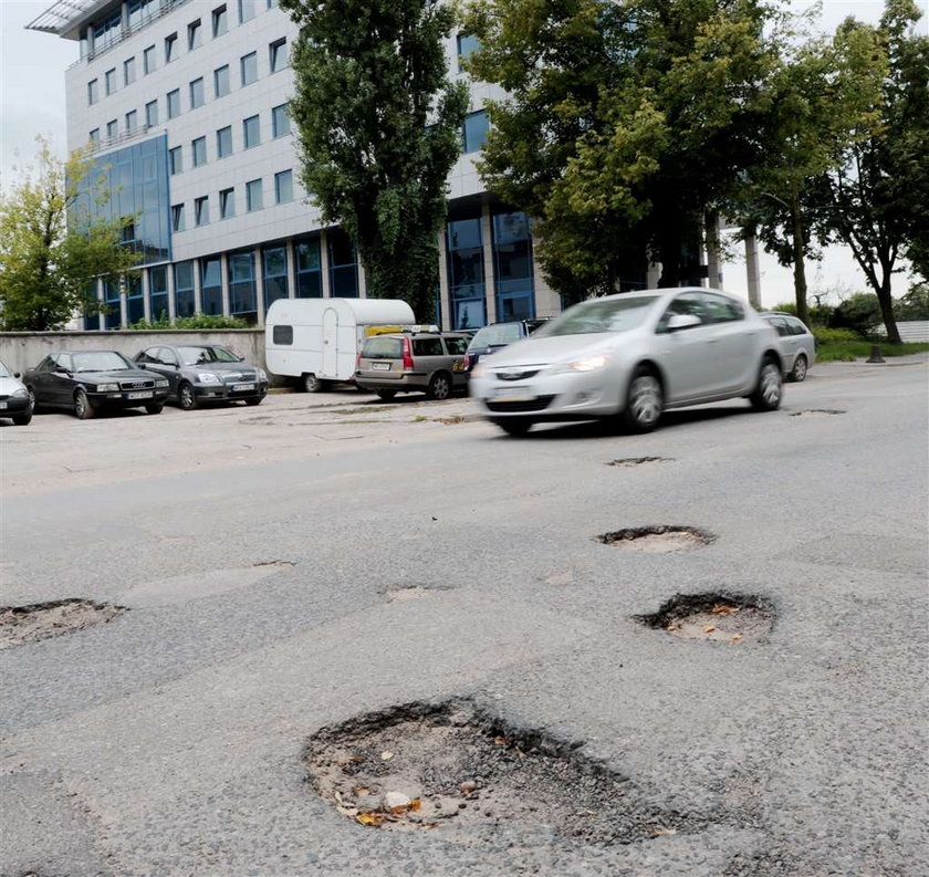 Załatajcie te dziury zamiast stawiać tu parkomaty!