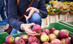 Ile pestycydów mają sprzedawane w Polsce jabłka i cytrusy? Naukowcy sprawdzili