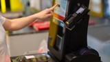 Plaga kradzieży przy kasach samoobsługowych. Nowa strategia sklepów w walce z oszustami