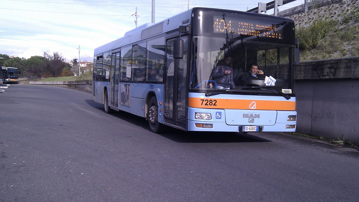 Ma klub fanów, jest uważany za przyjaciela przez setki ludzi, zna ich troski i problemy, wysłucha i poradzi, a gdy trzeba - goni do nauki. To kierowca autobusu w Rzymie, który został okrzyknięty "księciem za kierownicą" i jest bohaterem mediów.