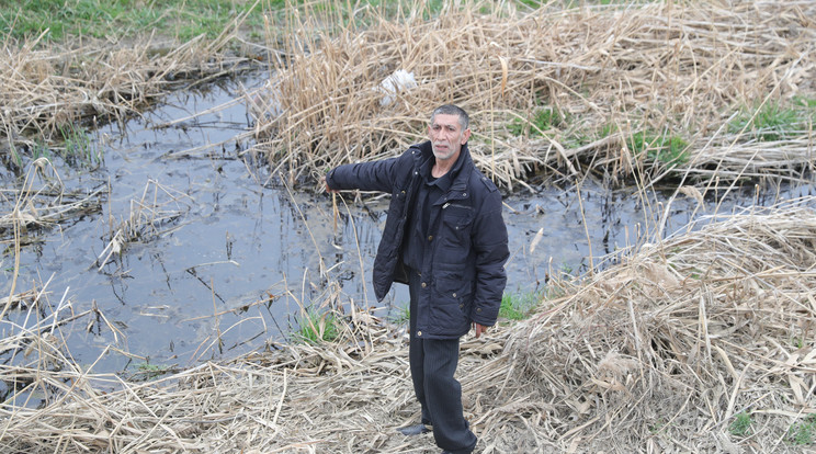 A gyermek 
apja azt a helyet mutatja,
 ahol megtalálták a holttestet / Fotó: Varga Imre