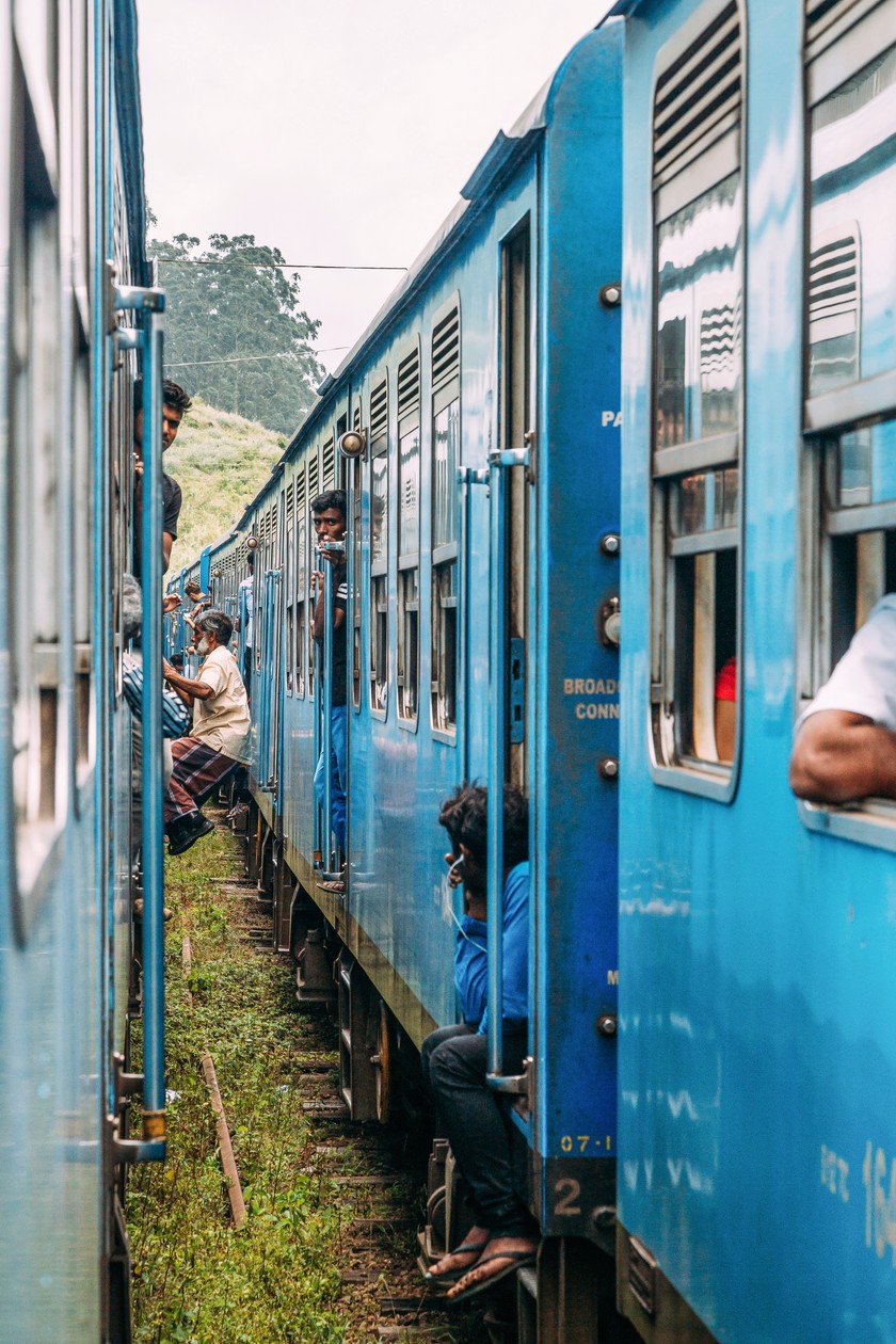 Fotospot Die Zugfahrt von Kandy nach Ella ist pittoresk: Dank den fehlenden Türen ist der Zug ein beliebtes Fotosujet.