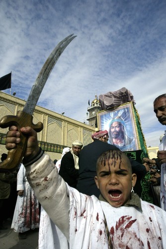 W krwawych obrzędach Ashury uczestniczą już kilkuletni chłopcy. Najaf, 160 km na południe od Bagdadu
