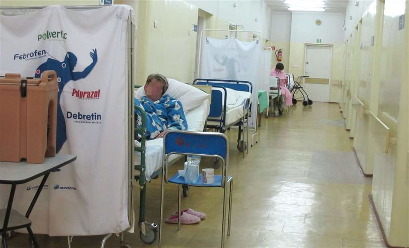 W szpitalu Żeromskiego pacjenci leżą na korytarzach