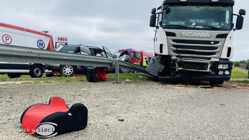 Śmiertelny wypadek pod Płońskiem. Zginęła kobieta, a troje dzieci trafiło do szpitala