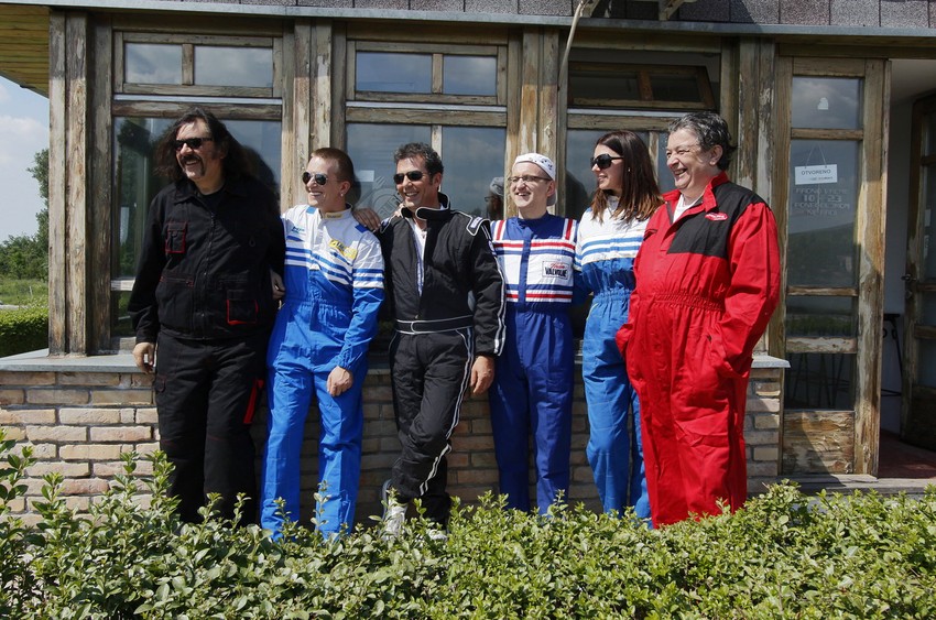 Tamara Dragičević sa „Pilotima“ i Kikijem kao vozač „fiće“