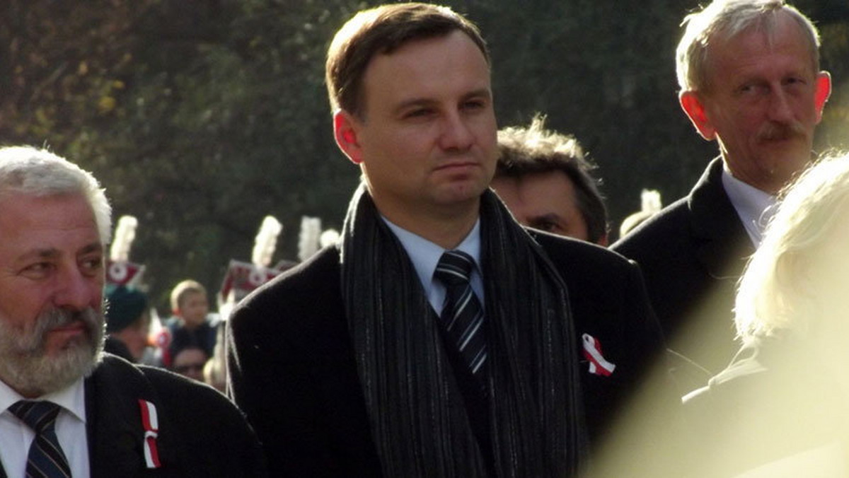 Prezydent elekt Andrzej Duda wygrał wybory jako Andrzej Duda, nie jako czyjś protegowany.  Jednak, by mógł realizować obietnice wyborcze,  PiS musi wygrać wybory parlamentarne.  To jest bardzo prawdopodobne, bo wybory prezydenckie pewnie uruchomiły odpowiedni trend, poza tym trudno oczekiwać,  że PO nagle wyjdzie ze swojego świata. By realizować obietnice, p. Duda musi działać na dwóch frontach: merytorycznie i propagandowo. Ten drugi front jest konieczny, bo część wyborców, oceniając polityków, kieruje się mało uchwytnym wrażeniem, a nie wiedzą. Istniejące w Polsce uwarunkowania gospodarcze i inne tworzą szklany sufit, uniemożliwiający spełnienie aspiracji  zwłaszcza ludzi młodych.  Zmiana tego stanu rzeczy jest pewnie możliwa, choć bardzo trudna. Sam wybór młodego polityka tworzy zmianę jakościową w polskiej polityce.