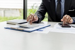 Jak rozliczyć w VAT i CIT zakup elektrycznego samochodu ciężarowego