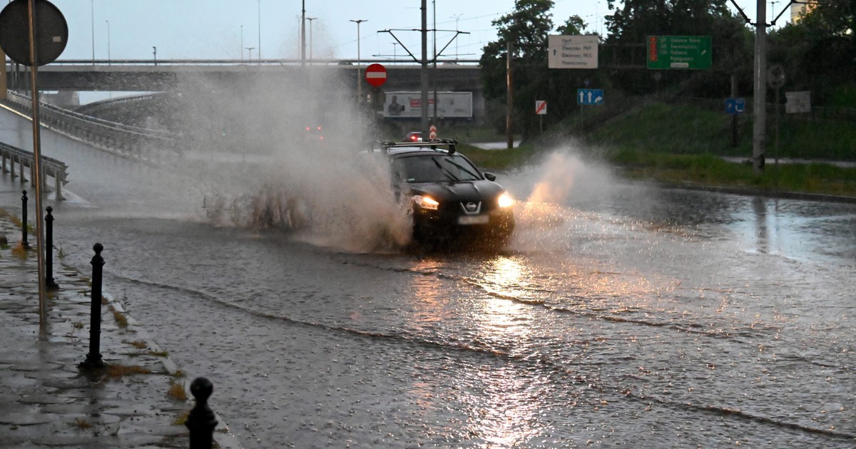 Burze i opady wracają do Polski. IMGW ostrzega mieszkańców 10 województw