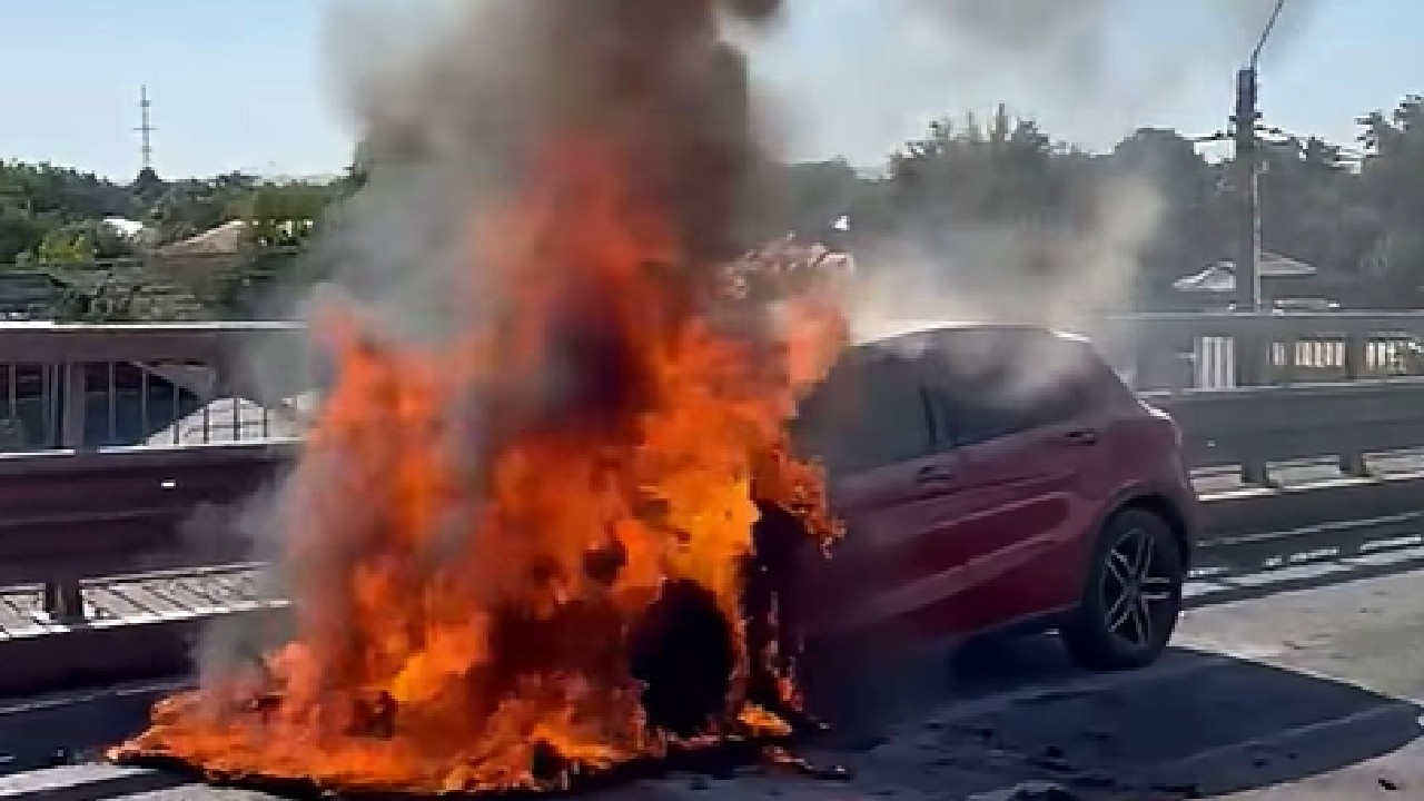 Autoturism incendiat pe DN5, în apropiere de Daia: traficul blocat spre București