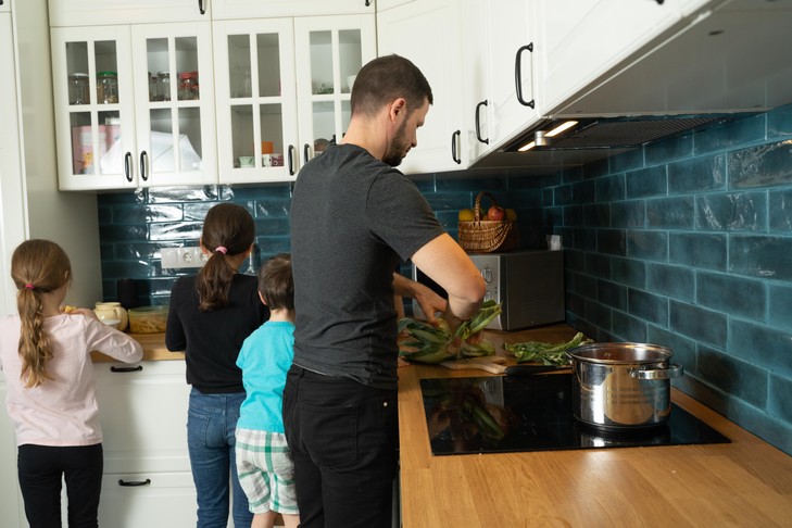 Össze kell húznia a nadrágszíjat a Tordai családnak, mert a családfőnek nincs megtakarítása, csak adóssága