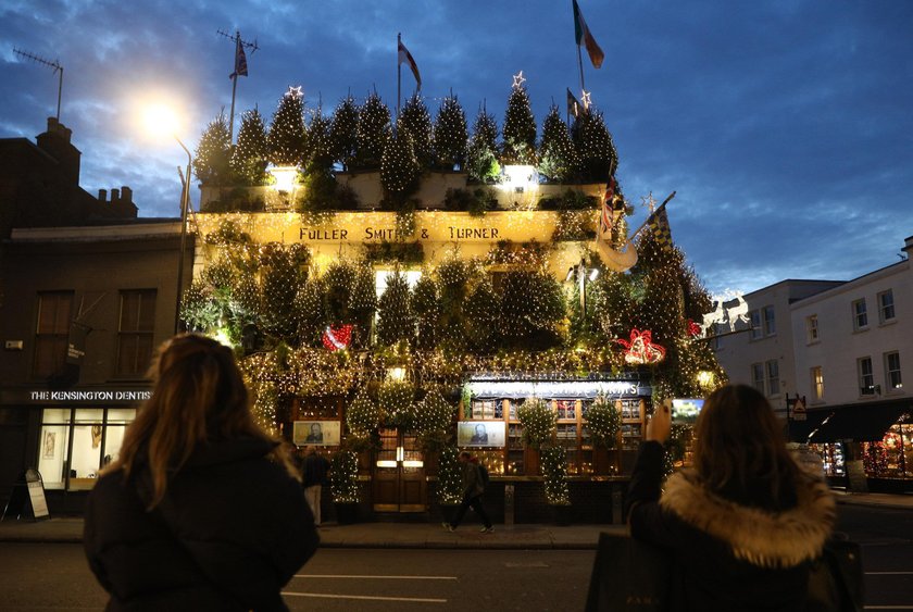 Pub udekorowany w 90 choinek i 21 tysięcy lampek!