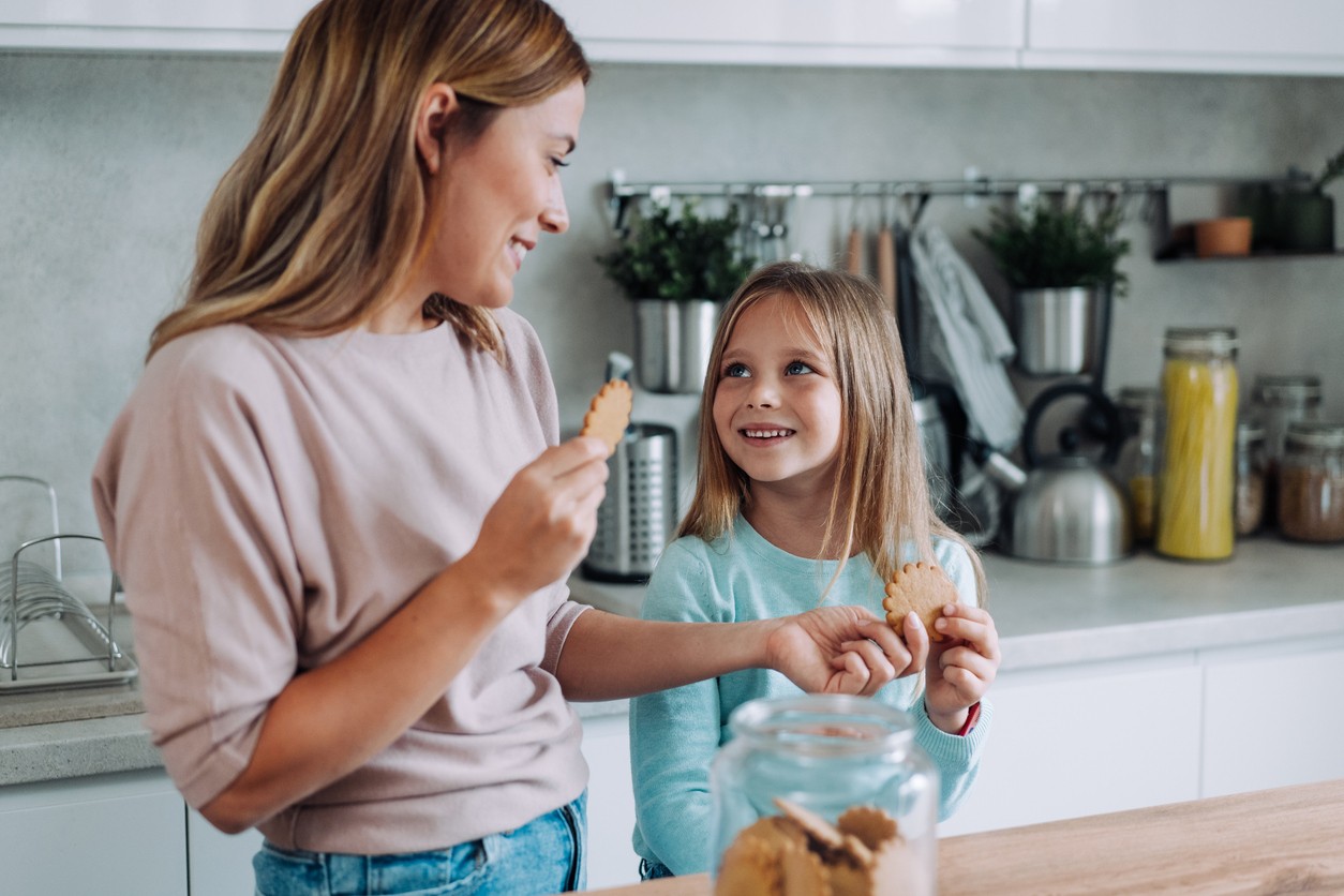 Dievča skúša nové chute.