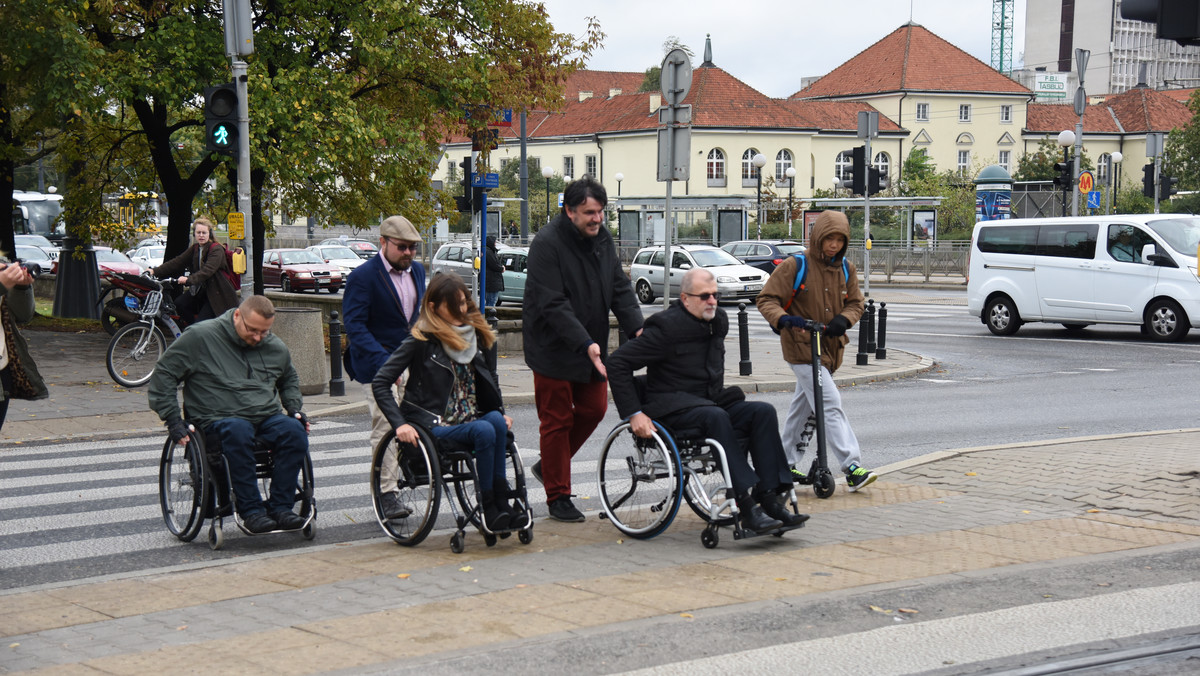 Swobodne poruszanie się po swoim mieście. To jedna z głównych potrzeb mieszkańców z niepełnosprawnością. Dlatego Fundacja Integracja zaprosiła kandydatów na prezydenta Warszawy na krótki spacer na wózku. Jak sobie poradzili i jakie są ich wnioski?