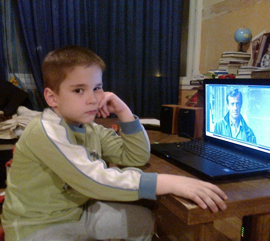 Maksim je tužan jer ne voli film u kojem Belmondo gine, ali mu se sviđa što nosi plavu košulju i kožnu jaknu