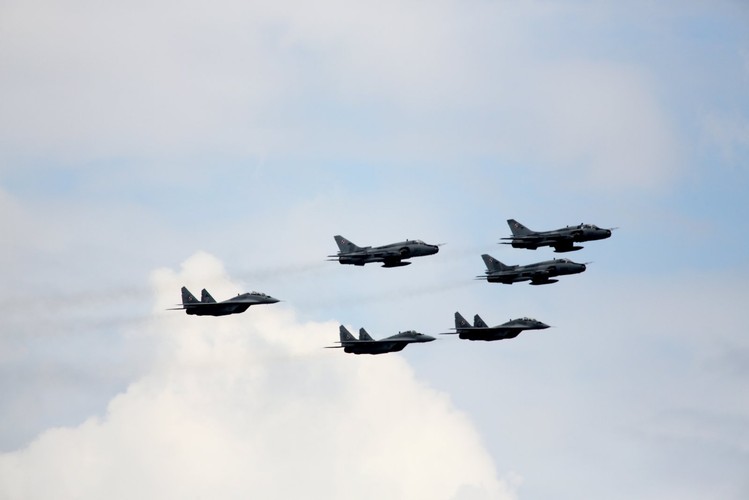 Przelot samolotów i śmigłowców - widok z Pałacu Kultury i Nauki. Parada lotnicza z udziałem samolotów i śmigłowców otworzyła defiladę wojskową, 15 bm. w Święto Wojska Polskiego. W przelocie nad Warszawą zaprezentowało się 18 śmigłowców: SW-4 Puszczyk, W-3 Sokół, Mi-8/Mi-17 oraz Mi-24, 10 samolotów transportowych: M-28 Bryza, C-130 Hercules i C-295M oraz szkolne PZL-130 Orlik. Przeleciało też 12 odrzutowców Su-22, MiG-29 i F-16. (cat) PAP/Leszek Szymański