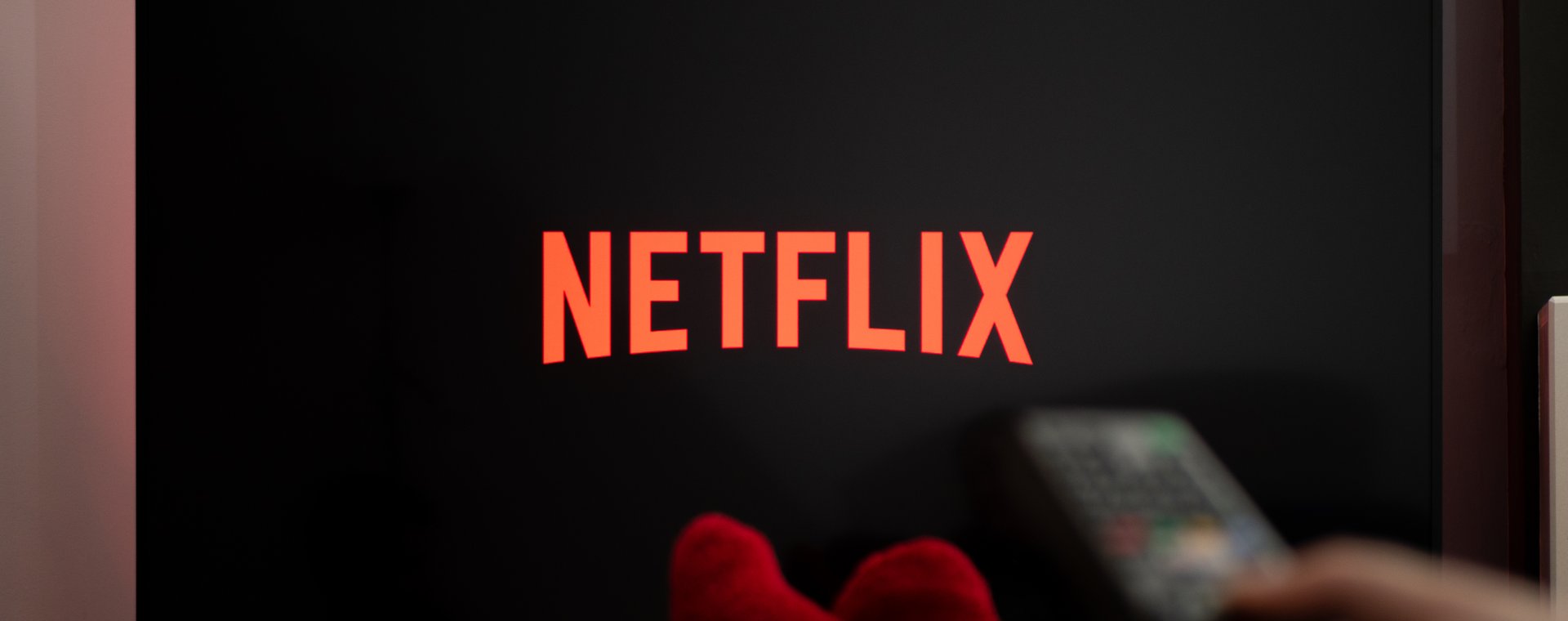 Netflix oferował kiedyś bibliotekę pełną nowatorskich seriali i filmów. Teraz jednak wprowadził reklamy i produkuje więcej nijakich, masowych programów — zupełnie jak kablówka. 