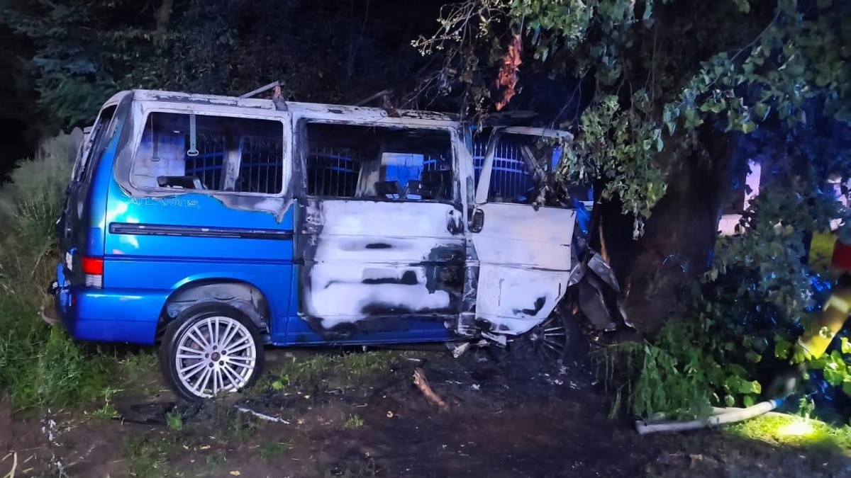 Strażacy jeszcze próbowali ratować kierowcę... Bus uderzył w drzewo i stanął w ogniu