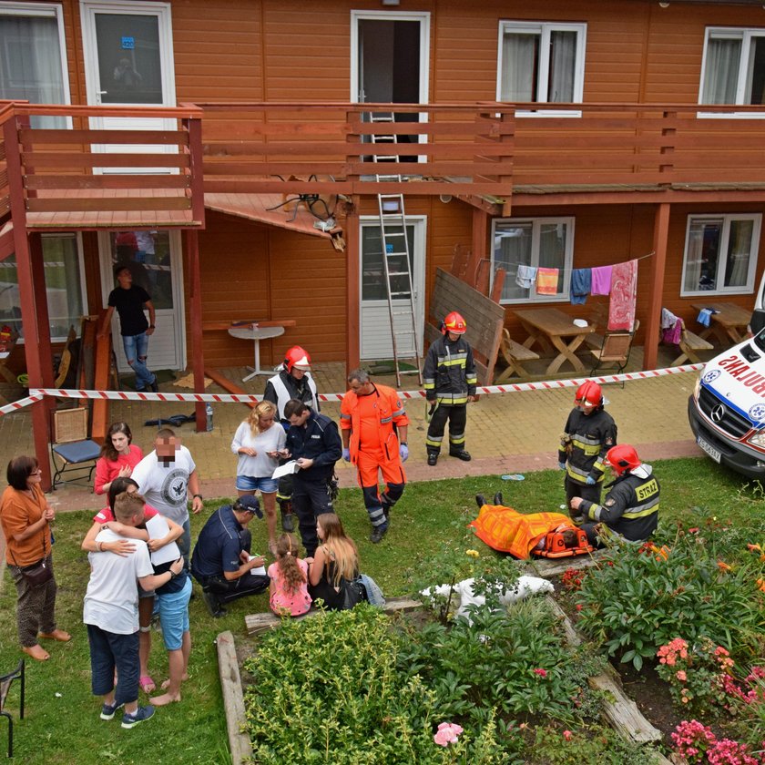 Balkon runął z dziećmi. Sześcioro nastolatków rannych