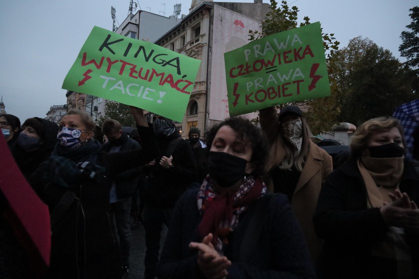 Znicze i ziemia wysypana przed siedzibą PiS