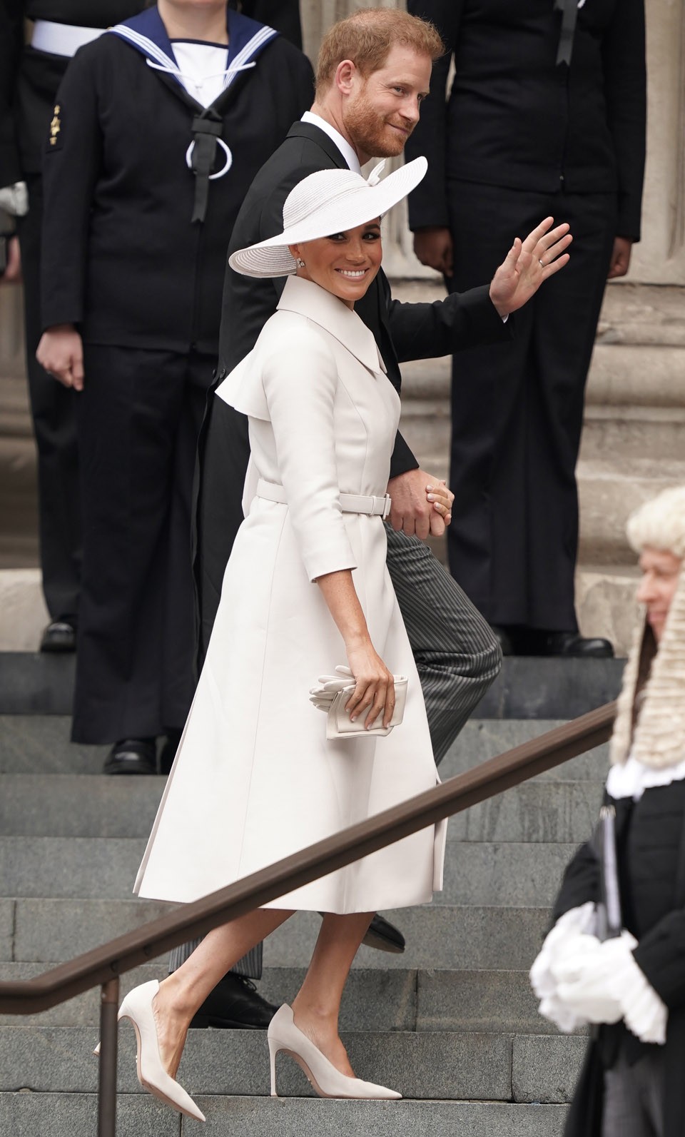  Meghan Markle és Harry herceg a Szent Pál-székesegyház lépcsőjén, útban a királynő tiszteletére rendezett hálaadó misére