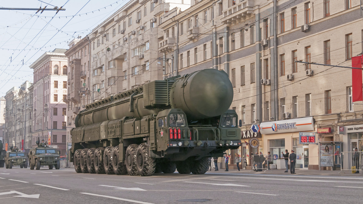 Na świecie jest wprawdzie coraz mniej broni jądrowej, ale zarazem mocarstwa atomowe inwestują miliardy w jej modernizację. Żadne nie jest też gotowe do rezygnacji z broni nuklearnej – wynika z najnowszego raportu SIPRI.