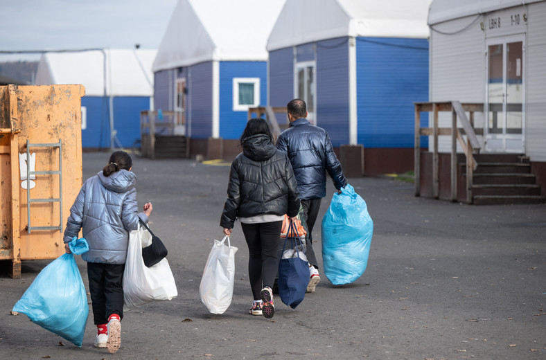 Uchodźcy w punkcie recepcyjnym w Giessen w Niemczech, listopad 2023 r.