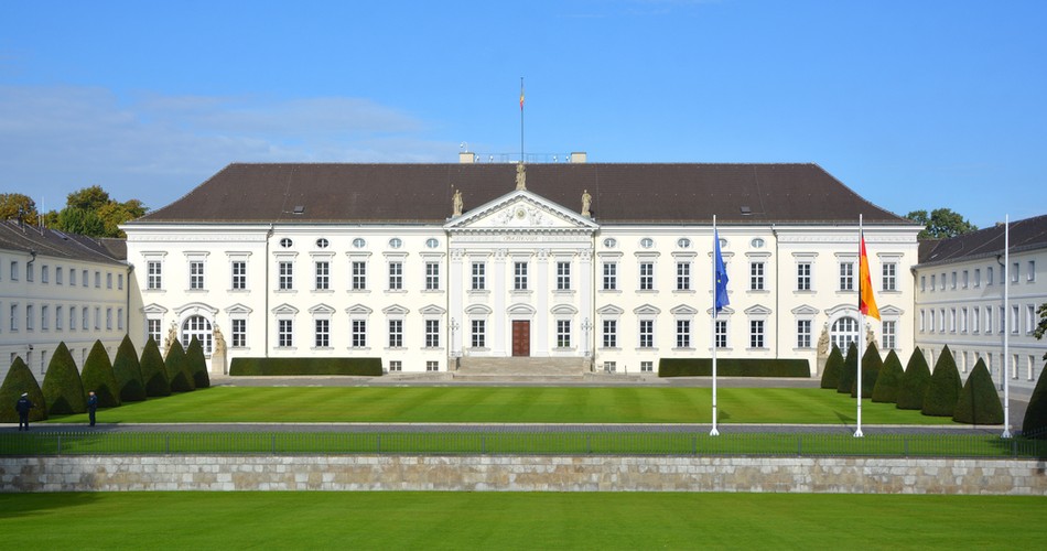 <strong>Zamek Bellevue - rezydencja prezydenta Republiki Federalnej Niemiec</strong>
<br></br>
Zamek Bellevue (niem. Schloss Bellevue) to kompleks pałacowy w północnej części parku Großer Tiergarten w centrum Berlina. Zamek został wzniesiony w 1786 przez pruskiego księcia Augusta Ferdynanda, młodszego brata króla Fryderyka II Wielkiego. W 2005 zamek został odrestaurowany. W tym czasie prezydent Niemiec podejmował oficjalnych gości pałacu Charlottenburg. Od stycznia 2006 ceremonie państwowe odbywają się ponownie w Bellevue.
<br></br>