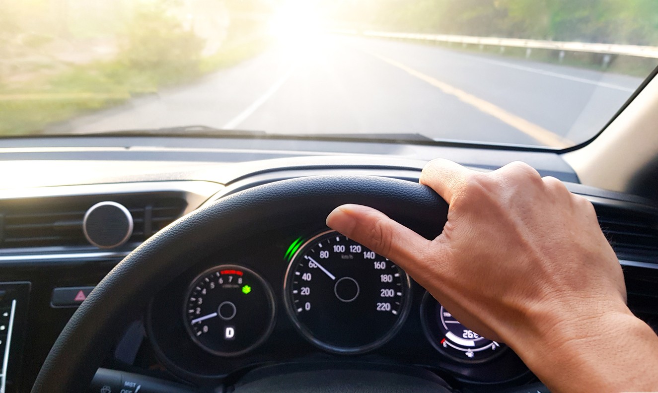 Tachometre v osobných autách neukazujú vždy skutočnú rýchlosť.