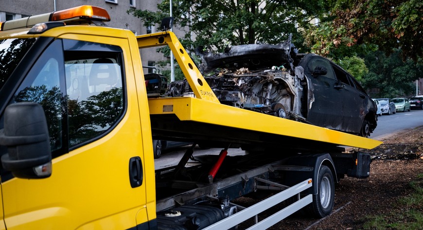 Odholowany wrak z wybrzeża Korzeniowskiego